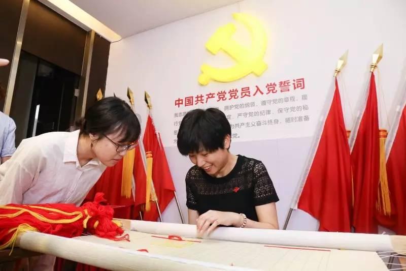 《完蛋!我被美女包围了》是怎么成为年度“科幻”游戏的?